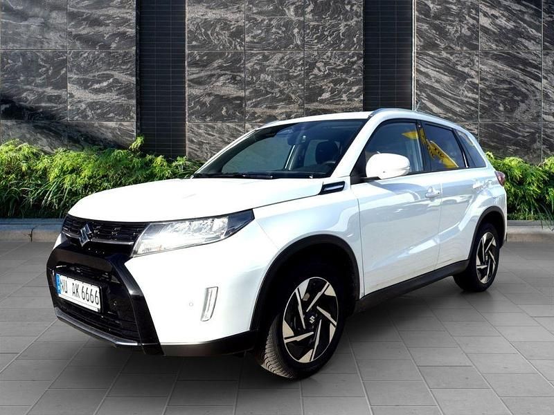 Cool white pearl Gebraucht 2025 Suzuki Vitara Comfort+ SUV | 26.690 € (Fairer Preis) - Bild 1/4