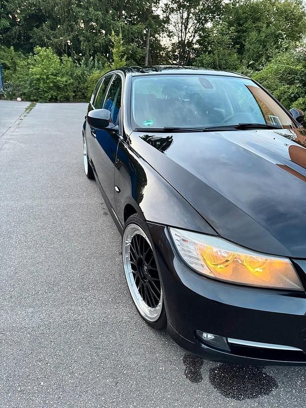 Schwarz Gebraucht 2011 BMW 320 Sport Line Kombi | 6.500 € - Bild 1/4