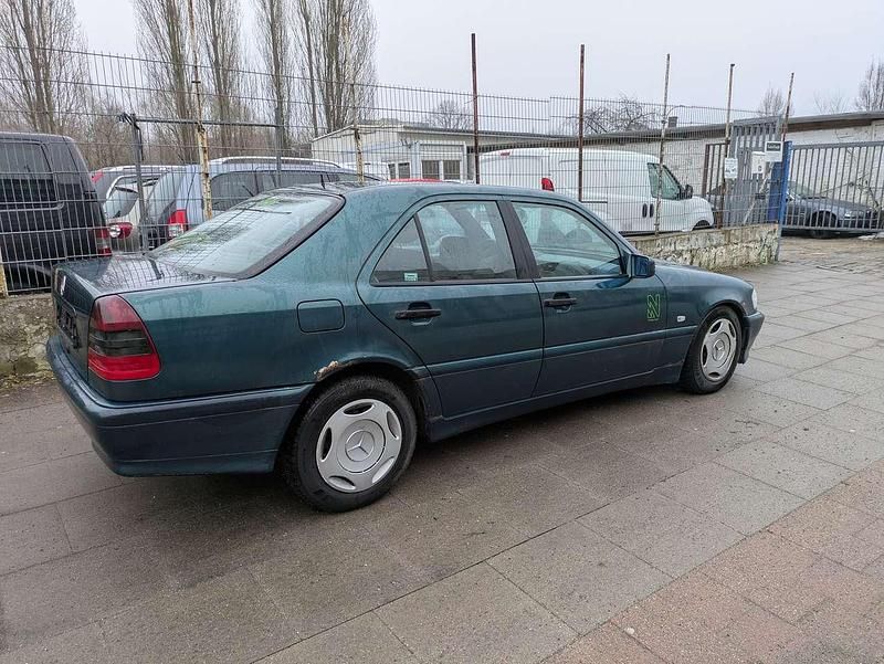 Gebraucht Mercedes C180 Classic 122 PS (89 kW) 1997 Grün Limousine