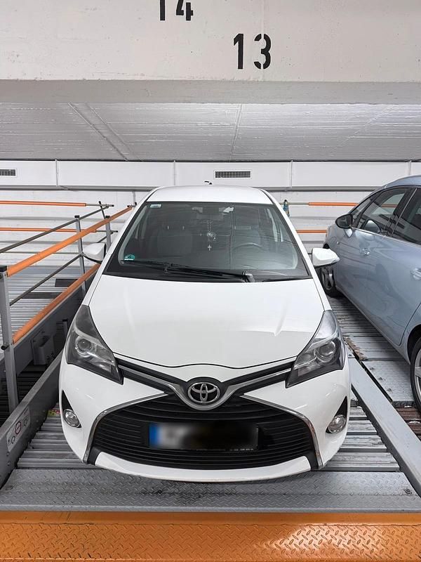 Gebraucht Toyota Yaris 99 PS (72 kW) 2014 Weiß Kleinwagen