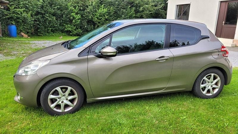 Gold Gebraucht 2012 Peugeot 208 Kleinwagen | 3.300 € (Superpreis) - Bild 1/4