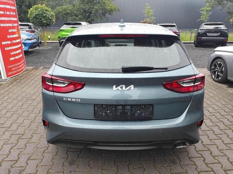 Neu Kia Ceed 140 PS (102 kW) 2026 Grau Kleinwagen