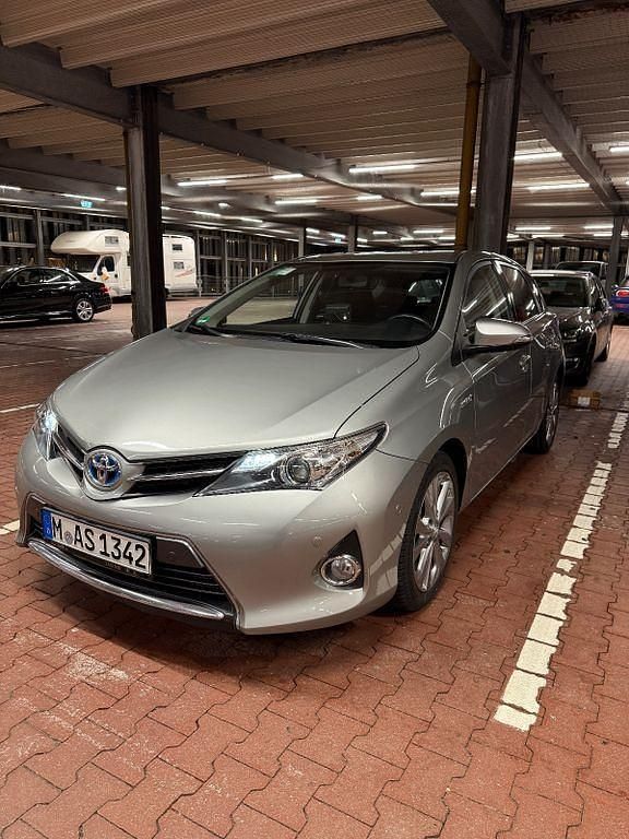 Silber Gebraucht 2013 Toyota Auris Comfort Limousine | 14.999 € (Teuer) - Bild 1/4