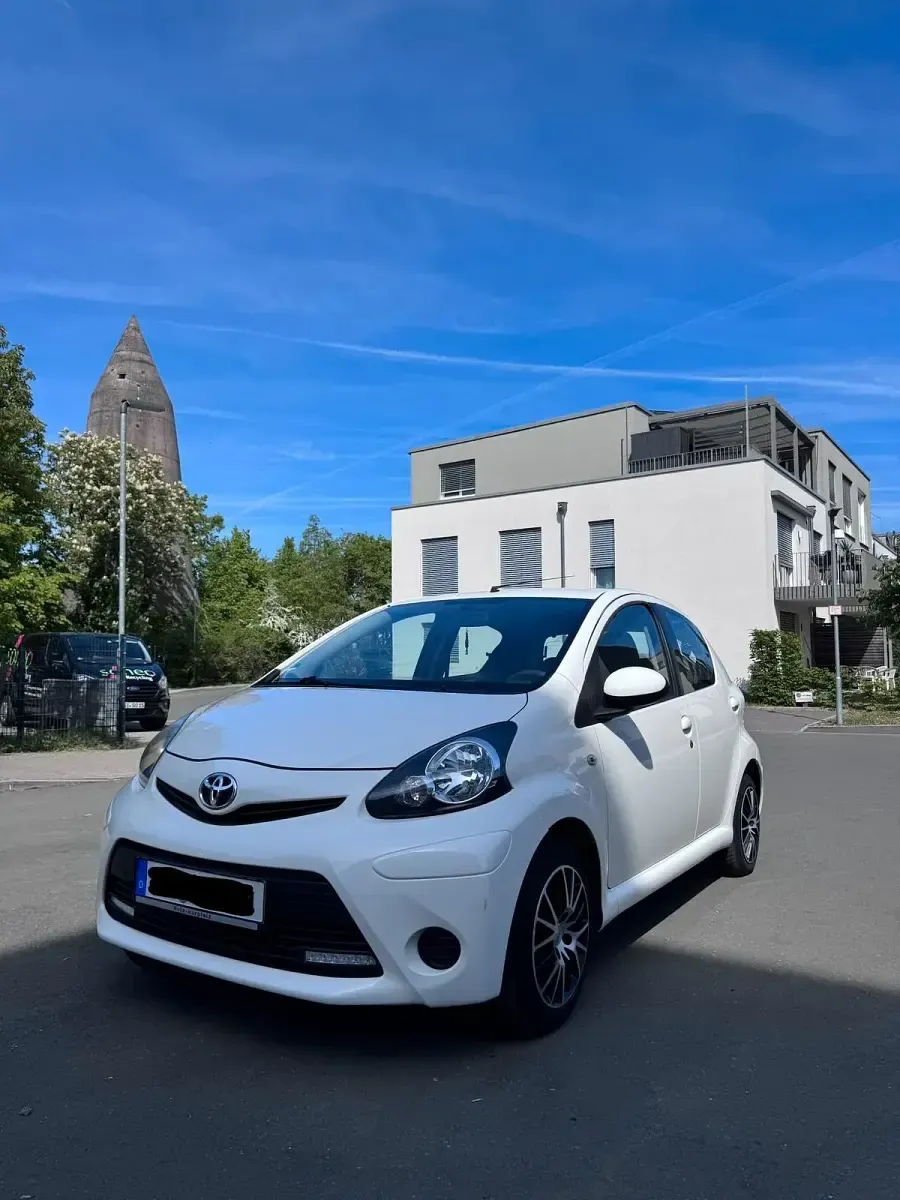 Gebraucht Toyota Aygo 68 PS (50 kW) 2013 Weiß Kleinwagen