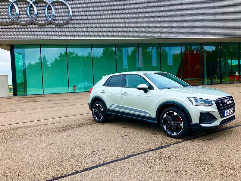 Silber Gebraucht 2024 Audi Q2 Ambiente SUV | 28.990 € (Guter Preis) - Bild 1/4