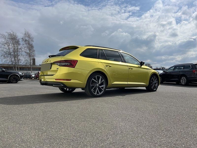 Gelb Gebraucht 2021 Skoda Superb SportLine Kombi | 30.889 € (Guter Preis) - Bild 1/4
