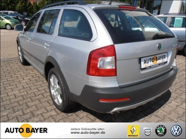 Gebraucht Skoda Octavia Scout 140 PS (102 kW) 2013 Silber metallic Kombi