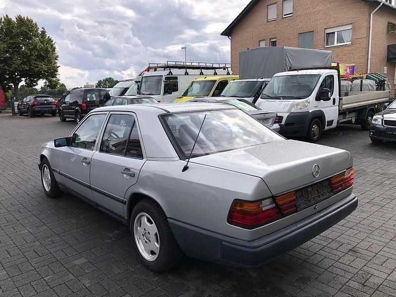 Gebraucht Mercedes E260 160 PS (117 kW) 1988 Grau Limousine
