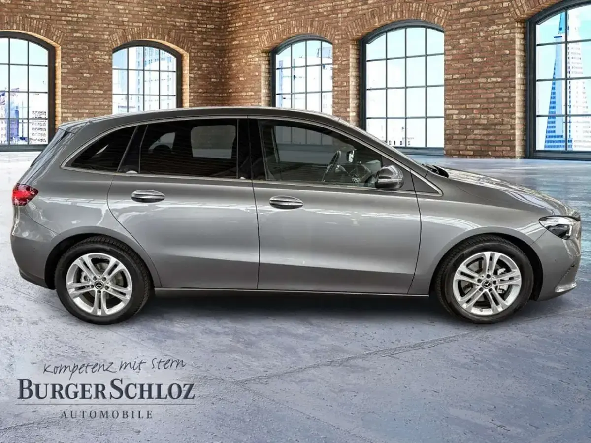 Gebraucht Mercedes B180 136 PS (100 kW) 2025 Metalliclack mountaingrau Kleinwagen