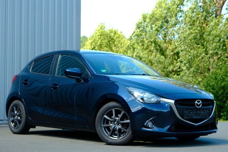 Blau Gebraucht 2016 Mazda 2 Limousine | 5.890 € (Guter Preis) - Bild 1/4