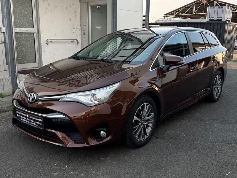 Braun Gebraucht 2015 Toyota Avensis Business Edition Kombi | 7.980 € (Fairer Preis) - Bild 1/3