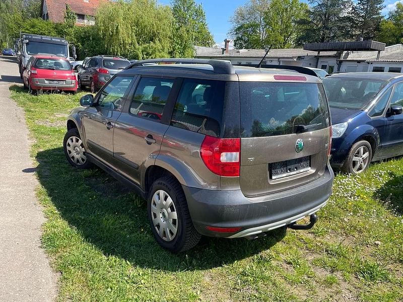 Gebraucht Skoda Yeti Active 110 PS (80 kW) 2013 Matobraun metallic SUV