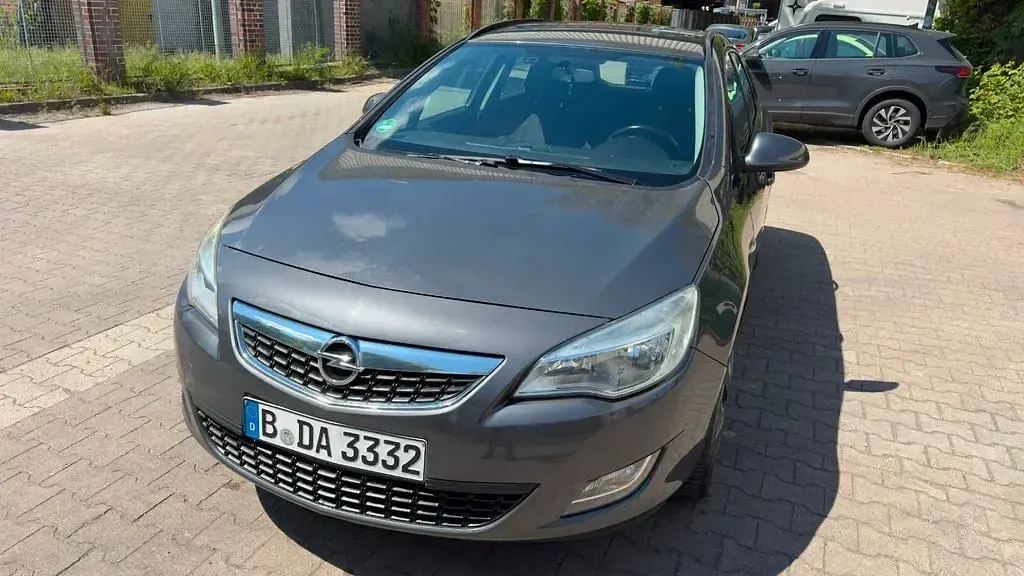 Gebraucht Opel Astra Sport 110 PS (80 kW) 2013 Grau Limousine