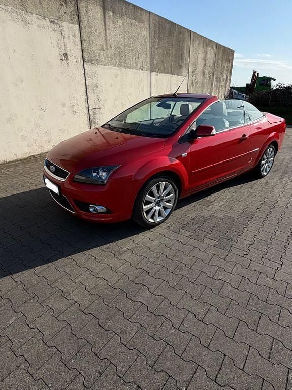 Gebraucht Ford Focus Cabriolet Trend 101 PS (74 kW) 2008 Rot Cabrio