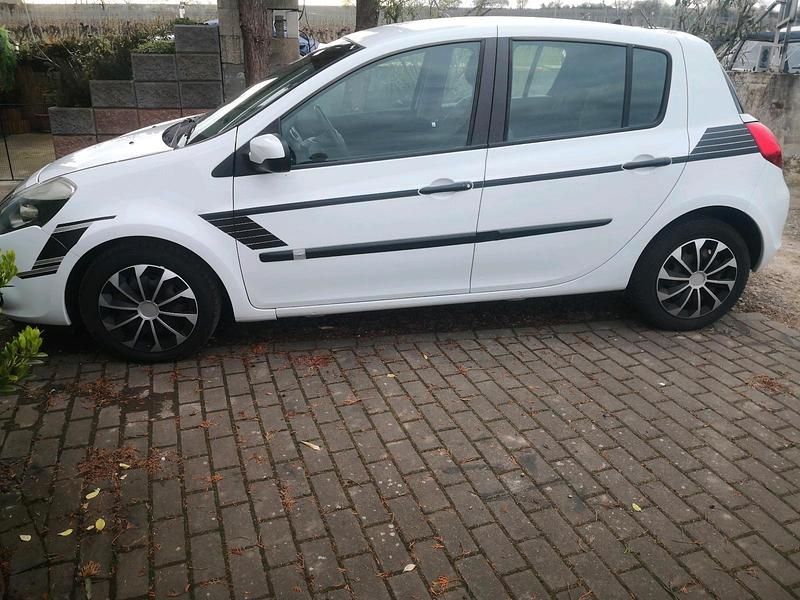 Gebraucht Renault Clio II 75 PS (55 kW) 2009 Weiß Kleinwagen