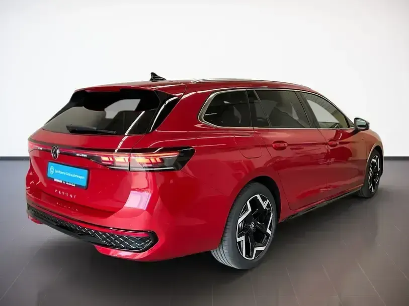 Gebraucht VW Passat R-line 150 PS (110 kW) 2025 Rot Kombi