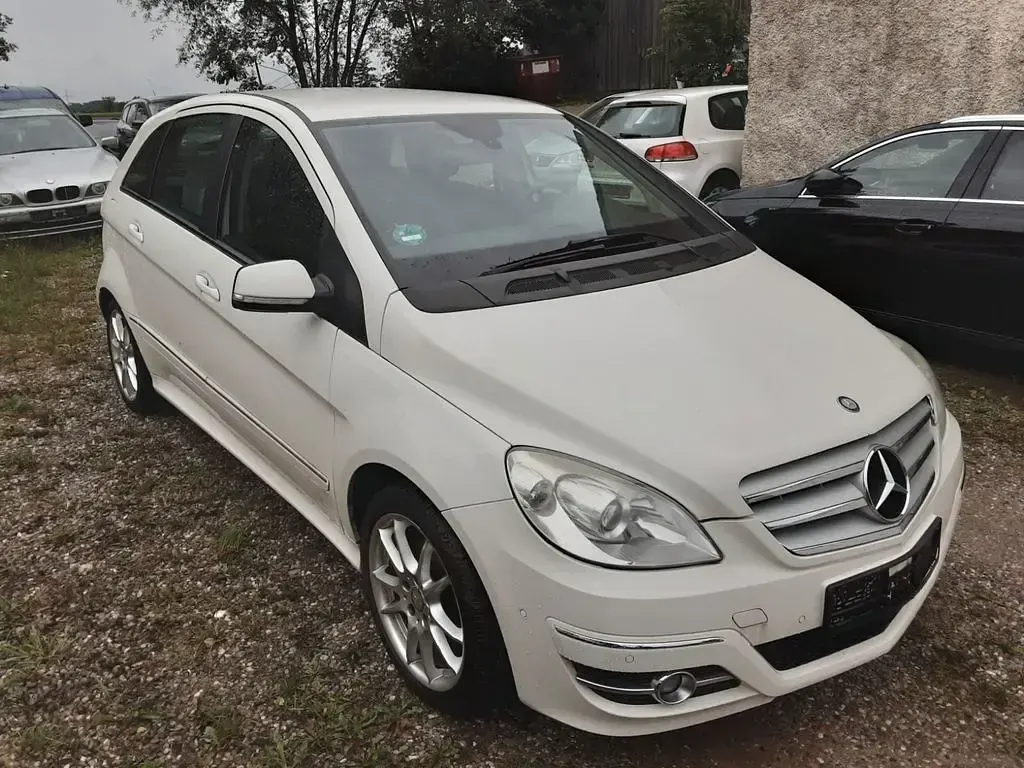 Gebraucht Mercedes B200 136 PS (100 kW) 2011 Weiß Kleinwagen