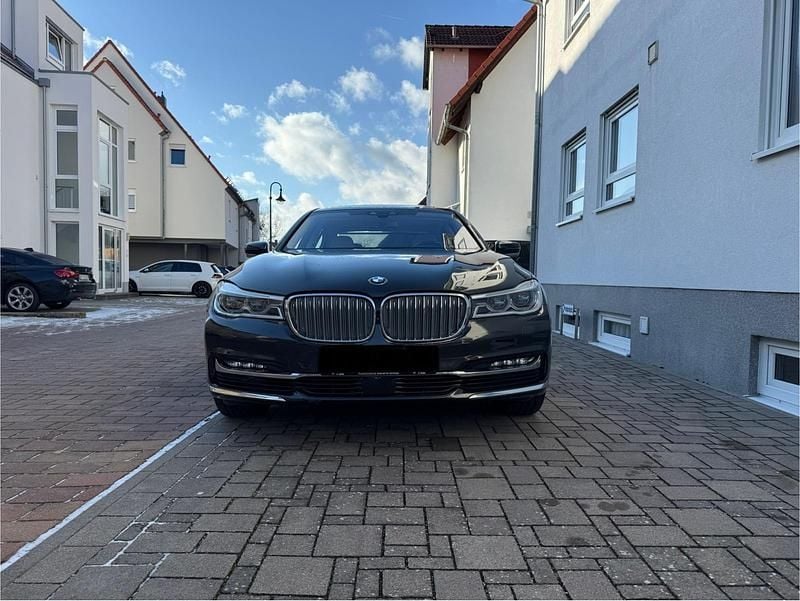 Gebraucht BMW 750 400 PS (294 kW) 2017 Grau Limousine