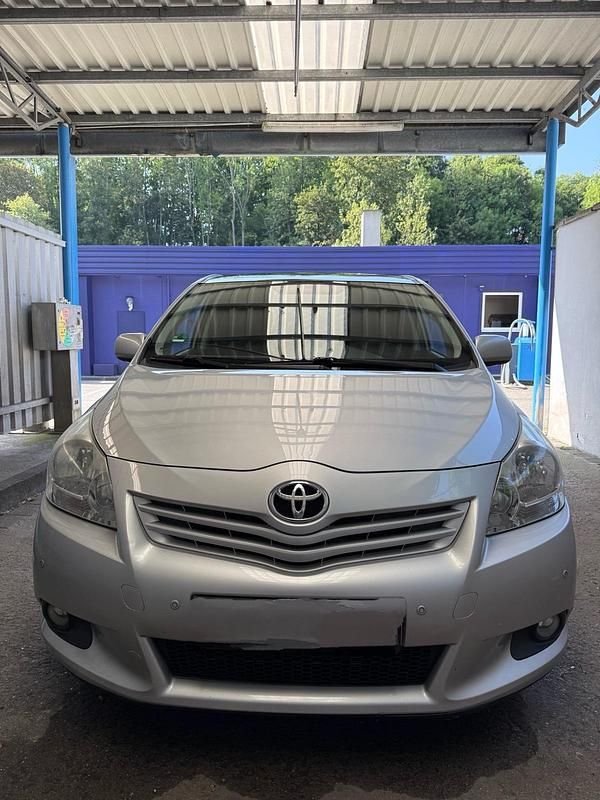 Silber Gebraucht 2012 Toyota Verso Van / Kleinbus | 6.000 € (Fairer Preis) - Bild 1/4