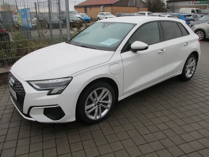 Weiß Gebraucht 2022 Audi A3 Sportback e-tron Basis Limousine | 24.790 € (Fairer Preis) - Bild 1/4