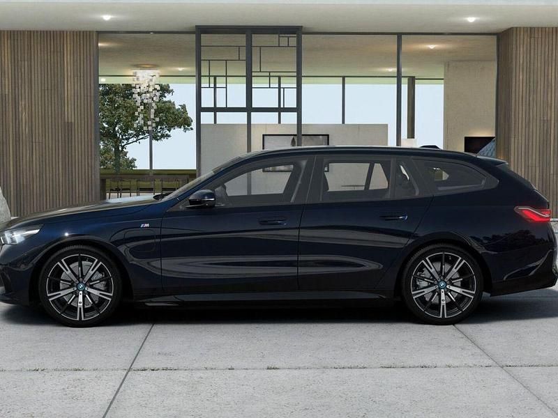 Gebraucht BMW 530e M Sport 299 PS (219 kW) 2024 Carbonschwarz (schwarz) Kombi