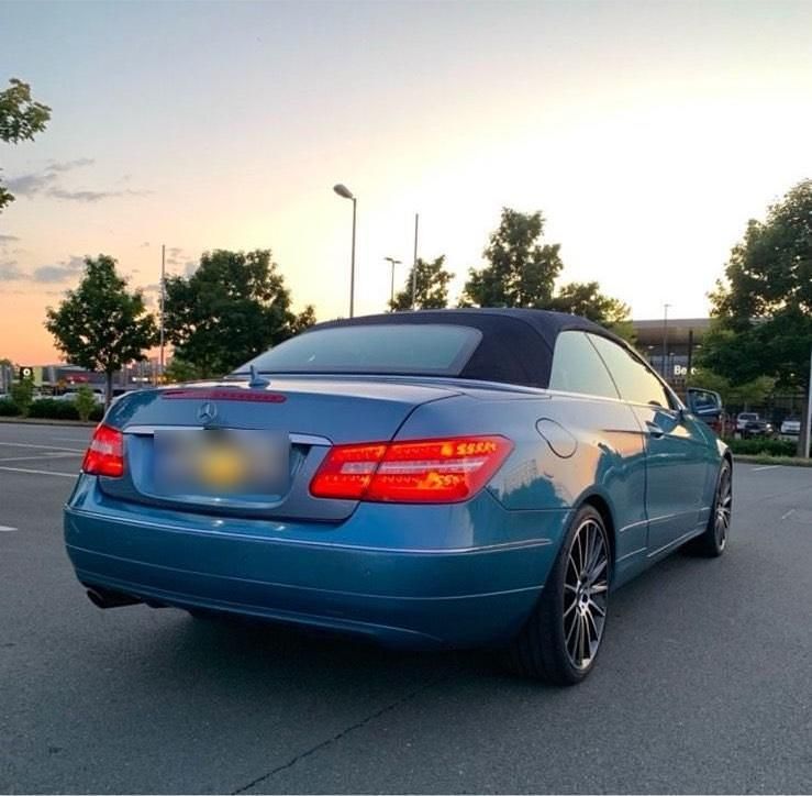 Gebraucht Mercedes E220 170 PS (125 kW) 2011 Blau Cabrio