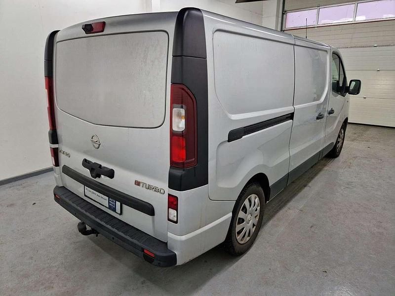 Gebraucht Opel Vivaro 145 PS (106 kW) 2018 Aluminium silber (metallic) Van / Kleinbus