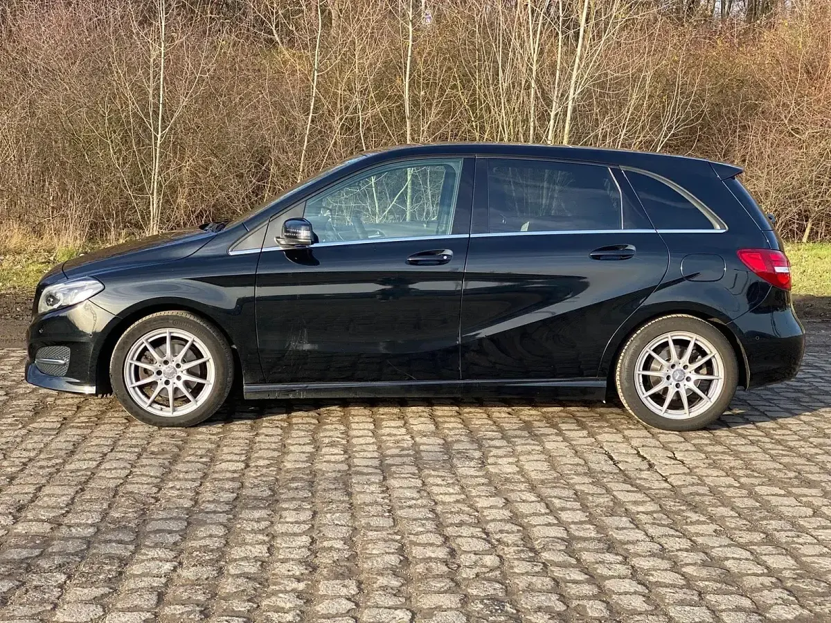 Gebraucht Mercedes B180 122 PS (89 kW) 2015 Schwarz Van / Kleinbus
