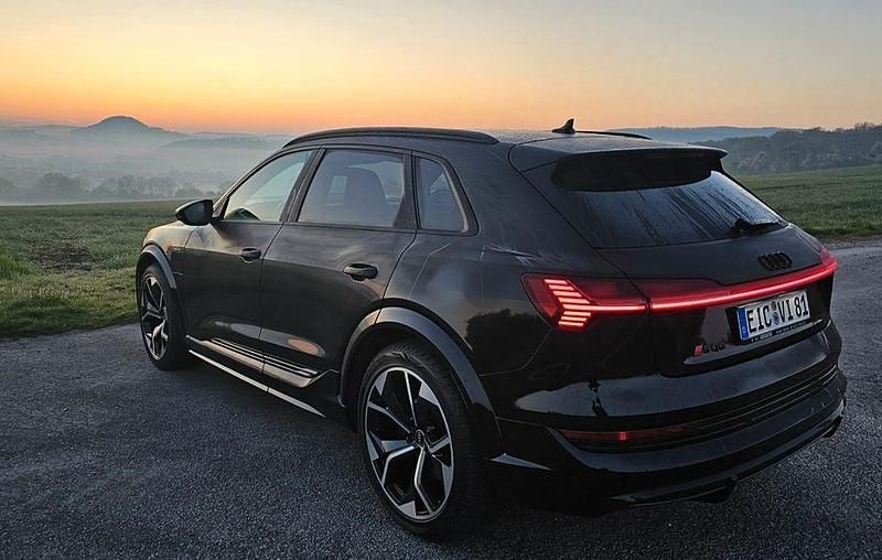 Gebraucht Audi e-tron Ambiente 369 kW (503 PS) 2021 Schwarz SUV