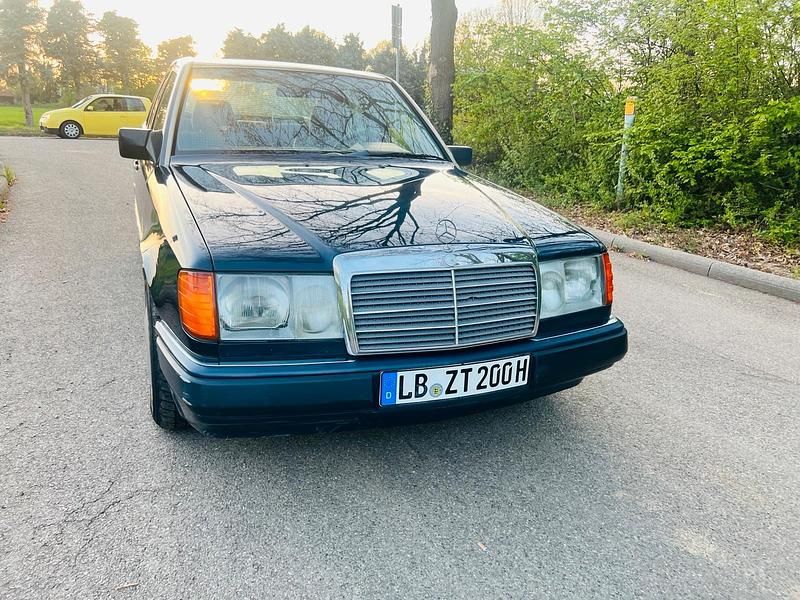 Blau Gebraucht 1992 Mercedes E200 Limousine | 3.200 € - Bild 1/4