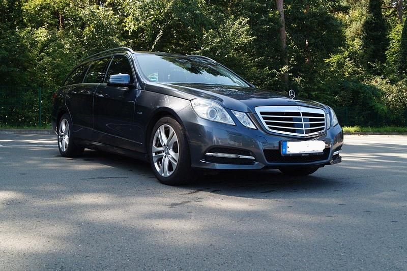 Grau Gebraucht 2011 Mercedes E200 Avantgarde Kombi | 5.500 € (Superpreis) - Bild 1/4