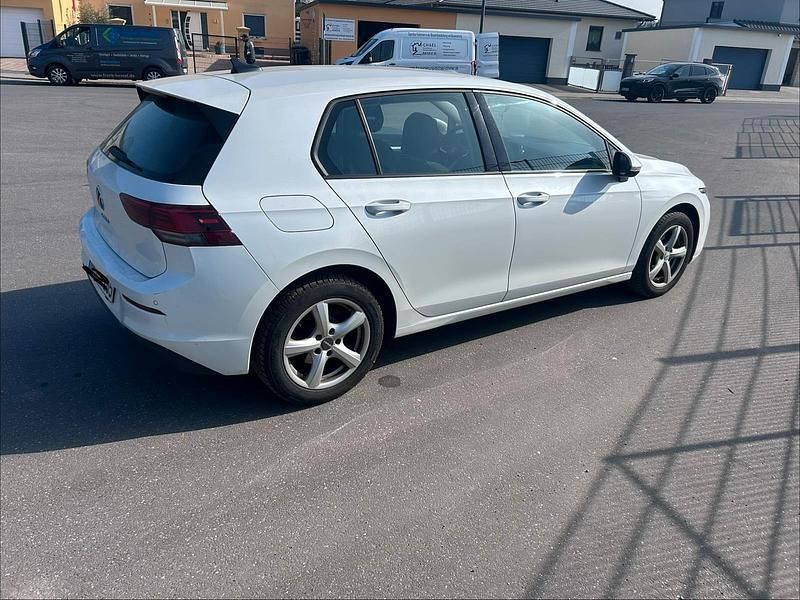 Gebraucht VW Golf VII 116 PS (85 kW) 2021 Weiß Kleinwagen