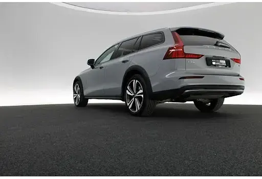 Używany Volvo V60 CC Plus 197 KM (144 kW) 2023 Szary Kombi