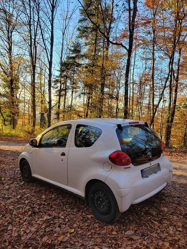 Gebraucht Toyota Aygo 68 PS (50 kW) 2008 Weiß Kleinwagen