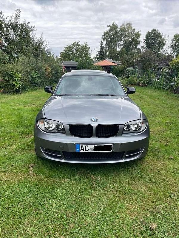 Grau Gebraucht 2009 BMW 120 Coupé Sport Line Coupé | 12.750 € (Etwas zu teuer) - Bild 1/4