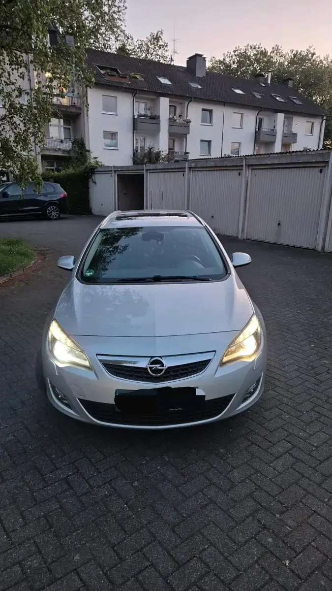 Gebraucht Opel Astra 140 PS (102 kW) 2011 Silber Kombi
