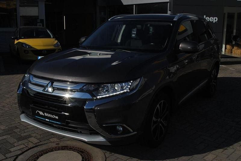 Granitbraun (m) Gebraucht 2016 Mitsubishi Outlander SUV | 12.990 € (Guter Preis) - Bild 1/4