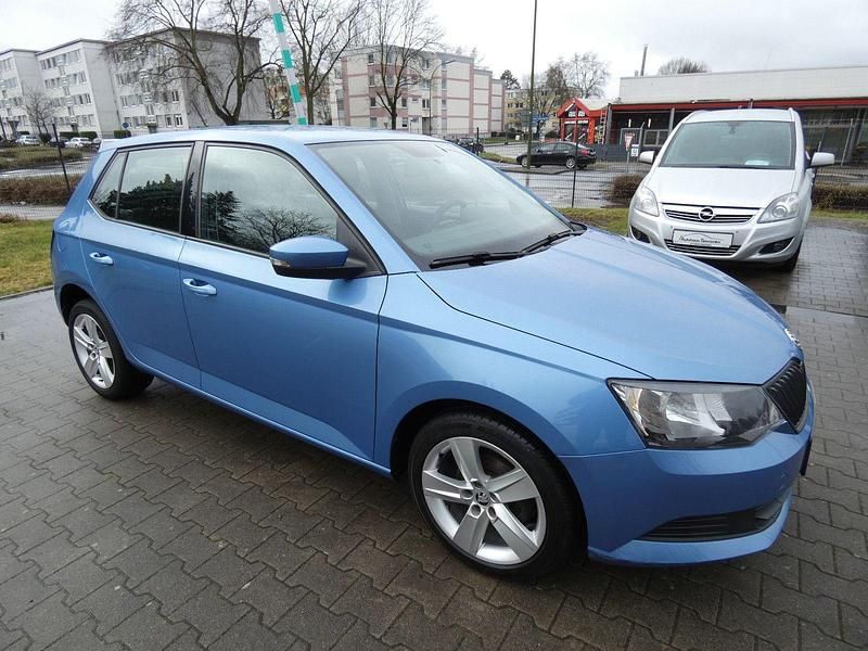 Gebraucht Skoda Fabia Cool Edition 75 PS (55 kW) 2016 Blau Limousine
