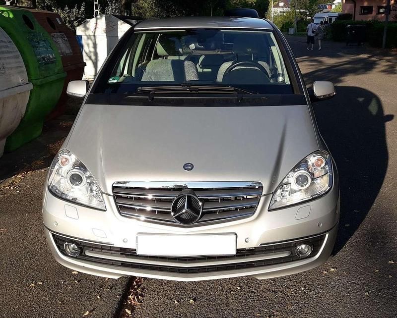 Silber Gebraucht 2012 Mercedes A200 Elegance Limousine | 7.790 € (Fairer Preis) - Bild 1/4