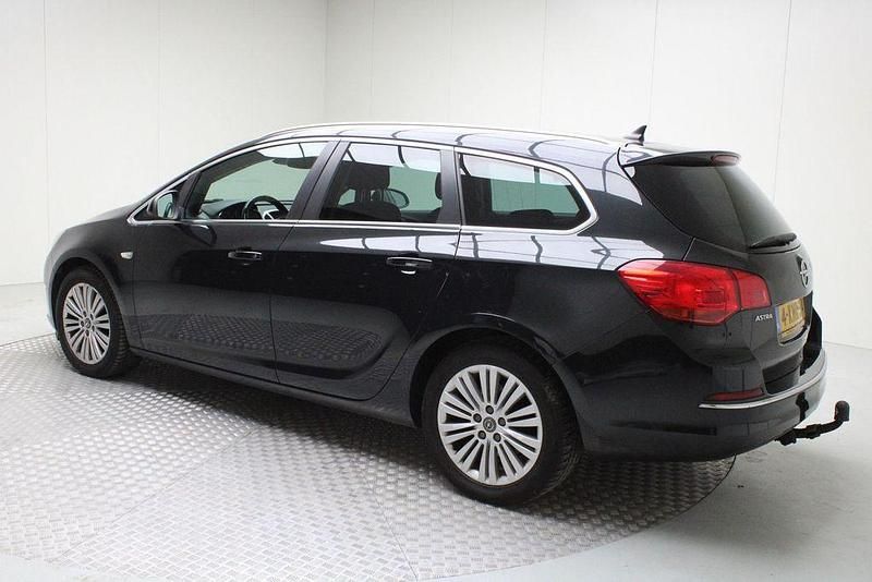 Gebraucht Opel Astra Design Edition 111 PS (81 kW) 2013 Schwarz Kombi