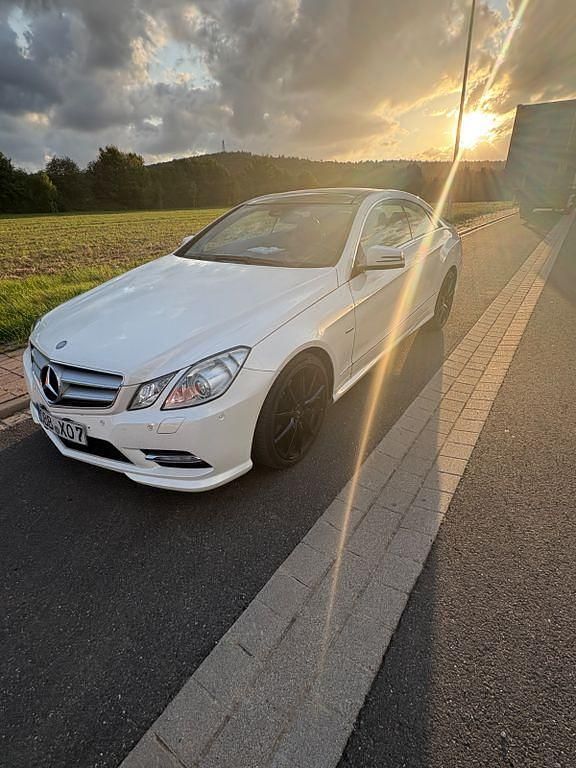 Weiß Gebraucht 2011 Mercedes E250 Elegance Coupé | 14.200 € (Fairer Preis) - Bild 1/4