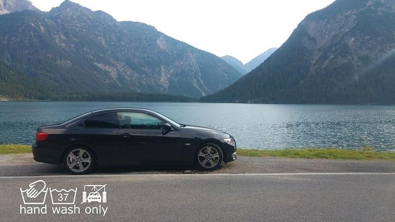Schwarz Gebraucht 2011 BMW 320 Exclusive Coupé | 9.899 € (Etwas zu teuer) - Bild 1/4