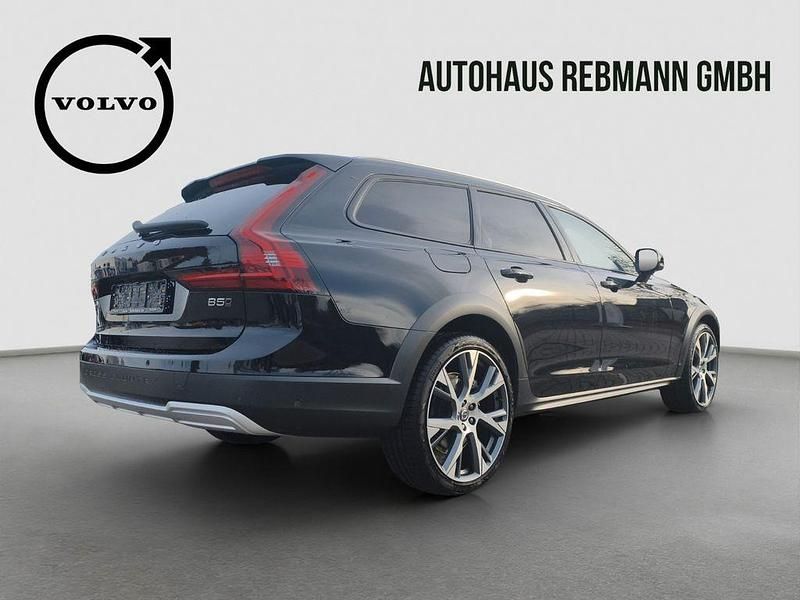 Gebraucht Volvo V90 CC Ultimate 235 PS (172 kW) 2023 Onyx black / metallic Kombi