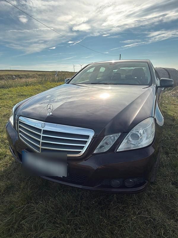 Braun Gebraucht 2010 Mercedes E200 Limousine | 8.999 € (Fairer Preis) - Bild 1/4