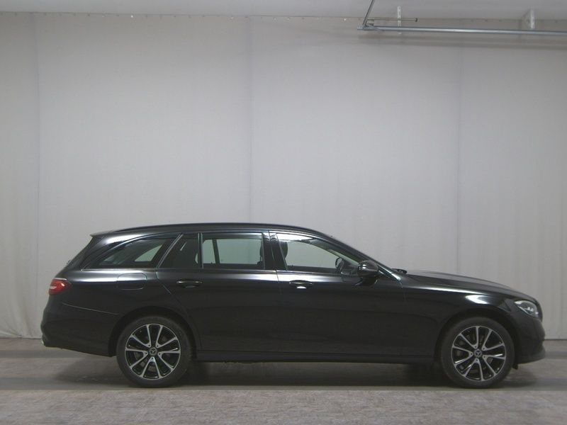 Schwarz Gebraucht 2021 Mercedes E220 Avantgarde Kombi | 24.380 € (Superpreis) - Bild 1/4