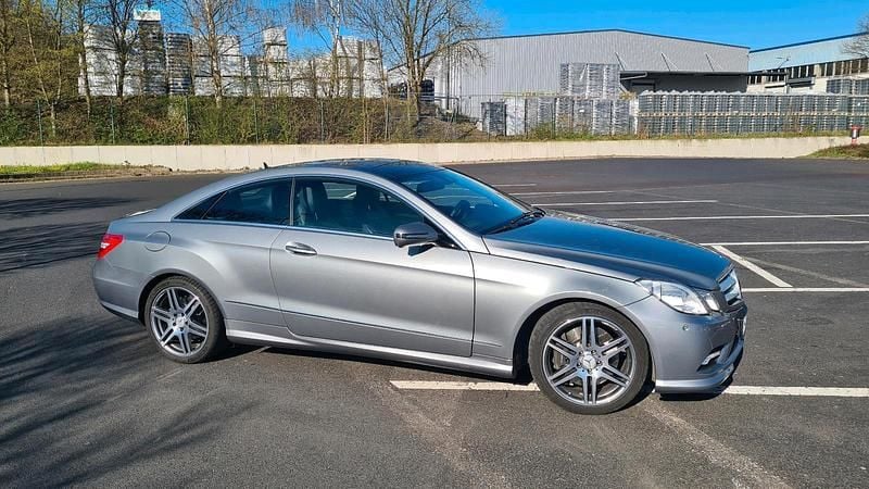 Grau Gebraucht 2009 Mercedes E500 Coupé | 17.900 € (Guter Preis) - Bild 1/4