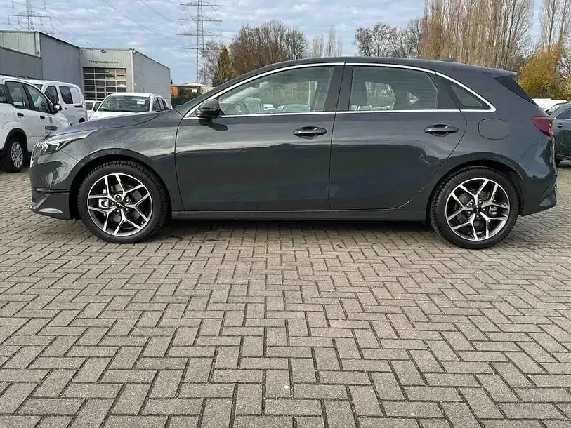 Gebraucht Kia Ceed Spirit 160 PS (117 kW) 2024 Grau Kleinwagen