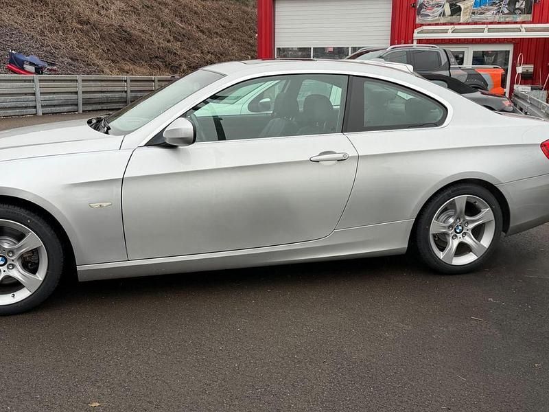 Gebraucht BMW 325 218 PS (160 kW) 2010 Silber Coupé