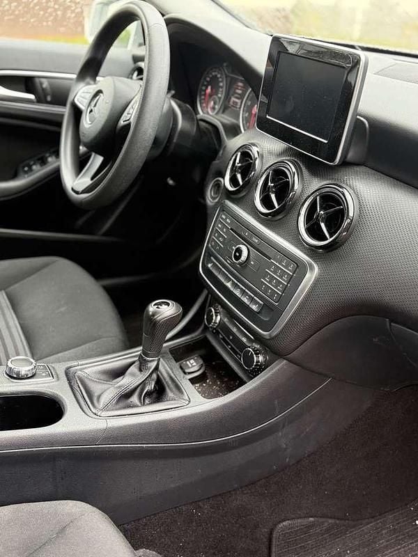 Grau Gebraucht 2017 Mercedes A180 Urban Limousine | 10.490 € (Guter Preis) - Bild 1/4