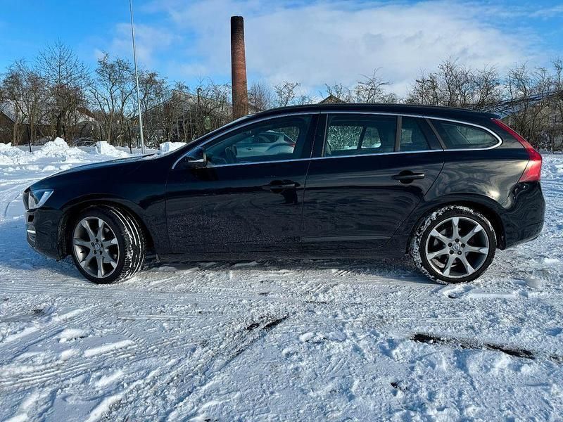 Gebraucht Volvo V60 Momentum 150 PS (110 kW) 2016 Schwarz Kombi